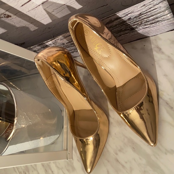 ✨ Gold Pumps ✨ - Picture 1 of 3